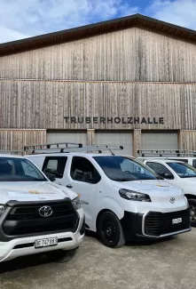 Ein Blick hinter die Kulissen – Ein unvergesslicher Tag bei Zimmerei Hirschi AG!  Unser Besuchstag für Verwandte und Bekannte war ein voller Erfolg! 🎉 Von den Kleinsten bis zu den Großen hatten alle eine fantastische Zeit. Unsere Mitarbeitenden konnten stolz zeigen, woran sie täglich arbeiten und ihre Liebsten durch die Werkstatt, Büros und den Pausenraum führen.  Highlights des Tages: 🔹 Persönliche Führungen durch die Werkstatt 🔹 Ein Kubb-Spiel, das jede Familie selbst herstellen konnte 🔹 Ein Gummihüpf