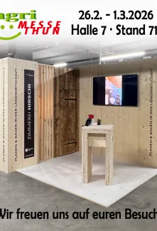 Flyer der Zimmerei Hirschi AG zur Teilnahme an der Agri Messe Thun vom 26. Februar bis 1. März 2026 in Halle 7, Stand 711. Abgebildet ist ein Holz-Messestand mit massiven Holzelementen, einer rustikalen Tür und einem Bildschirm. Der Slogan ‚Planen & Bauen in der Landwirtschaft‘ ist mehrfach sichtbar. Unten steht: ‚Wir freuen uns auf euren Besuch!