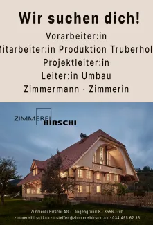 Für dieses Bild sollte der Alt-Text den Zweck des Bildes (Stelleninserat) und die wichtigsten Informationen wiedergeben.  Ich würde folgenden Alt-Text empfehlen:  "Stelleninserat der Zimmerei Hirschi AG mit den offenen Stellen Vorarbeiter:in, Mitarbeiter:in Produktion Truberholz, Projektleiter:in, Leiter:in Umbau sowie Zimmermann oder Zimmerin. Darunter ist ein Foto eines Holzhauses zu sehen.