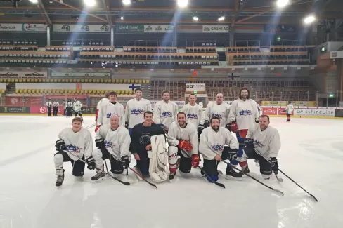 Mitarbeiter von der Zimmerei Hirschi am Firmen Hockey Turnier in Langnau i.E.