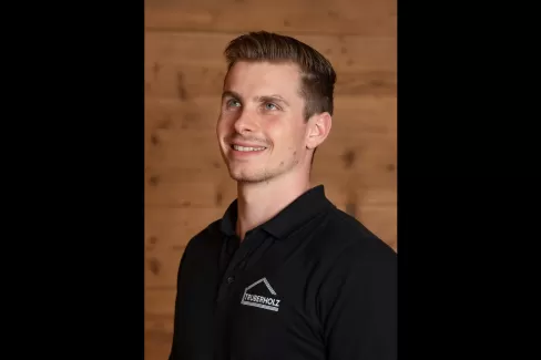 Adrian Burkhalter mit einem Schwarzen Truberholz Poloshirt