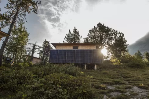 Neues Lagergebäude neben der SAC Doldenhornhütte. Das Material wurde mit dem Helikopter nach oben transportiert. Unter der Leitung von Rudolf Wüthrich konnte das Gebäude erfolgreich aufgestellt werden. Das Gebäude ist Solarbetrieben.