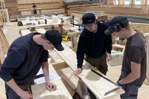 Unsere Lernenden sind mitten in den Prüfungsvorbereitungen. Sie werden tatkräftig unterstütz und können von erfahrenen Zimmerleuten profitieren. Schon bald wird Ihr Wissen getestet und wir hoffen, dass alle am Ende ein Lächeln auf dem Gesicht tragen! Jakob René, Schmidiger Mario, Hämmerli Fabian, Rezene Temesgen