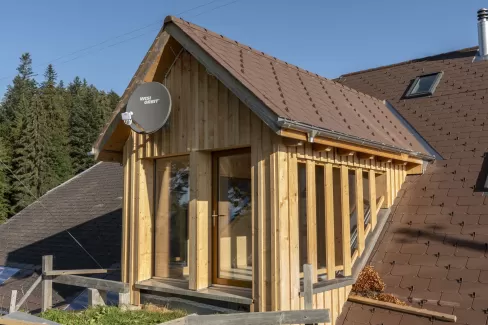 Bei unserem jüngsten Umbauprojekt haben wir uns für die ausschließliche Verwendung von einheimischem Holz entschieden. Jedes Detail wurde sorgfältig geplant und von unserem Team in der Zimmerei Hirschi handgefertigt. Mit unserer langjährigen Erfahrung und Leidenschaft für nachhaltige Bauweise konnten wir erneut ein Projekt erfolgreich abschließen.  **Ihre Vorteile:** - Verwendung von lokalem, nachhaltigem Holz - Präzise Handwerkskunst - Maßgeschneiderte Lösungen für Ihr Bauvorhaben
