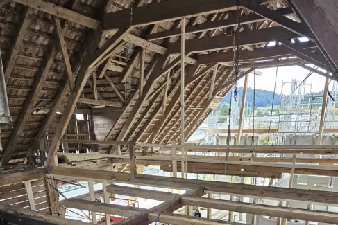 Neues Projekt: Umbau eines historischen Bauernhauses in öffentliche Räume 🛠️  Wir freuen uns, ein spannendes Projekt mit euch zu teilen! Die Zimmerei Hirschi AG ist stolz darauf, ein altes Bauernhaus in eine moderne, öffentliche Nutzung zu überführen. Das Gebäude wird bald als Kita, Mensa und vielseitiger Veranstaltungsort mit Bühne dienen.  Besonders wertvoll ist der Erhalt der wunderschönen, historischen Holzbalken. Der ursprüngliche bäuerliche Bühnencharakter bleibt erhalten, was dem Raum eine unverwech