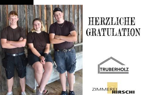 Für dieses Bild würde ich folgenden Alt-Text verwenden:  "Gratulationsplakat der Zimmerei Hirschi und Truberholz für drei erfolgreich abgeschlossene Lehrabschlüsse. Das Bild zeigt zwei junge Männer und eine junge Frau in Arbeitskleidung vor einer Holzfassade. Auf dem Plakat werden Lukas Jakob und Simon Gerber zum Abschluss als Zimmermann EFZ sowie Nicole Stucki zum Abschluss als Zimmerin EFZ beglückwünscht.