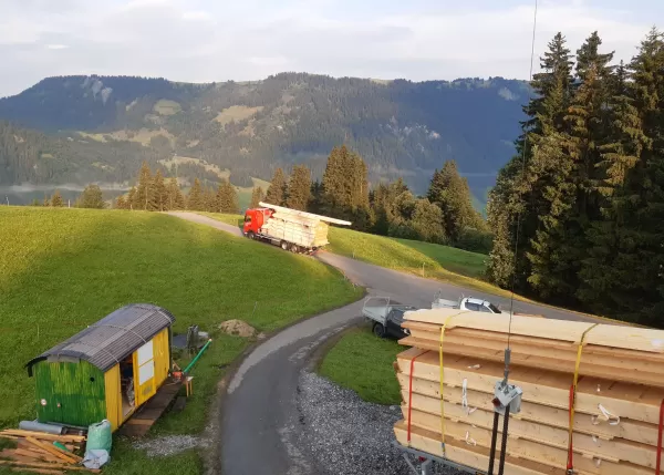 Aufrichten, Bauphase, Baudienstleistung, Planung Truberholzhaus, Ersatzneubau, Wohnhaus, Einfamilienhaus, im grünen in Launen