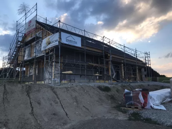 Die Planung für das Wohnhaus wurde von der Truberholz AG durchgeführt, inkl. Hangar und Umgebung.