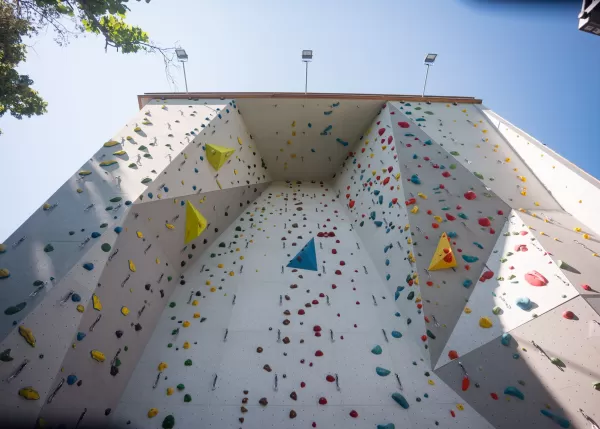 Anbau Aussenkletterwand Climbox in Langnau im Emmental.
