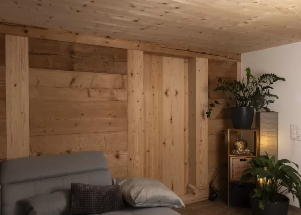 Wir freuen uns, unser neuestes Projekt mit euch zu teilen: die Sanierung des Wohnteils eines wunderschönen alten Bauernhauses. Mit viel Liebe zum Detail haben wir alte Materialien restauriert und wiederverwendet, um den einzigartigen Charme dieses Hauses zu bewahren und gleichzeitig modernen Wohnkomfort zu schaffen. 🔨 Unsere Philosophie: Nachhaltigkeit und Tradition stehen bei uns im Mittelpunkt. Altes bewahren und mit neuen, hochwertigen Materialien kombinieren – so schaffen wir einzigartige Wohnräume