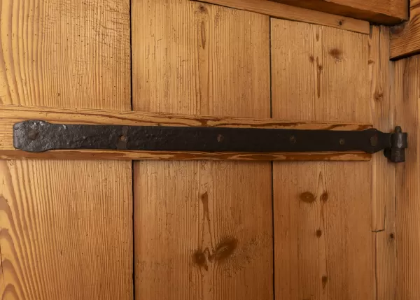 Wir freuen uns, unser neuestes Projekt mit euch zu teilen: die Sanierung des Wohnteils eines wunderschönen alten Bauernhauses. Mit viel Liebe zum Detail haben wir alte Materialien restauriert und wiederverwendet, um den einzigartigen Charme dieses Hauses zu bewahren und gleichzeitig modernen Wohnkomfort zu schaffen. 🔨 Unsere Philosophie: Nachhaltigkeit und Tradition stehen bei uns im Mittelpunkt. Altes bewahren und mit neuen, hochwertigen Materialien kombinieren – so schaffen wir einzigartige Wohnräume