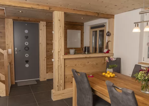 Wir freuen uns, unser neuestes Projekt mit euch zu teilen: die Sanierung des Wohnteils eines wunderschönen alten Bauernhauses. Mit viel Liebe zum Detail haben wir alte Materialien restauriert und wiederverwendet, um den einzigartigen Charme dieses Hauses zu bewahren und gleichzeitig modernen Wohnkomfort zu schaffen. 🔨 Unsere Philosophie: Nachhaltigkeit und Tradition stehen bei uns im Mittelpunkt. Altes bewahren und mit neuen, hochwertigen Materialien kombinieren – so schaffen wir einzigartige Wohnräume