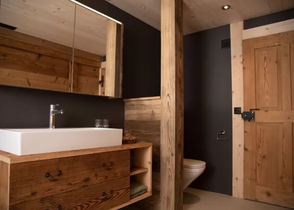 Ein Altbau mit Geschichte und Charakter – wir von der Zimmerei Hirschi AG haben es uns zur Aufgabe gemacht, diese Werte zu bewahren und gleichzeitig modernen Komfort und Stil hinzuzufügen.  Unser aktuelles Projekt zeigt eindrucksvoll, wie Tradition und Innovation Hand in Hand gehen können:      Erhaltung der ursprünglichen Elemente: Die alten Wände und Holzstrukturen wurden behutsam restauriert.     Handwerkskunst: Liebevoll gefertigte Holzarbeiten, die den Charakter des Hauses unterstreichen.     Zeitgemäß