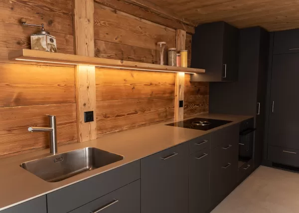 Ein Altbau mit Geschichte und Charakter – wir von der Zimmerei Hirschi AG haben es uns zur Aufgabe gemacht, diese Werte zu bewahren und gleichzeitig modernen Komfort und Stil hinzuzufügen.  Unser aktuelles Projekt zeigt eindrucksvoll, wie Tradition und Innovation Hand in Hand gehen können:      Erhaltung der ursprünglichen Elemente: Die alten Wände und Holzstrukturen wurden behutsam restauriert.     Handwerkskunst: Liebevoll gefertigte Holzarbeiten, die den Charakter des Hauses unterstreichen.     Zeitgemäß