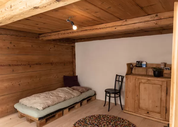 Ein Altbau mit Geschichte und Charakter – wir von der Zimmerei Hirschi AG haben es uns zur Aufgabe gemacht, diese Werte zu bewahren und gleichzeitig modernen Komfort und Stil hinzuzufügen.  Unser aktuelles Projekt zeigt eindrucksvoll, wie Tradition und Innovation Hand in Hand gehen können:      Erhaltung der ursprünglichen Elemente: Die alten Wände und Holzstrukturen wurden behutsam restauriert.     Handwerkskunst: Liebevoll gefertigte Holzarbeiten, die den Charakter des Hauses unterstreichen.     Zeitgemäß