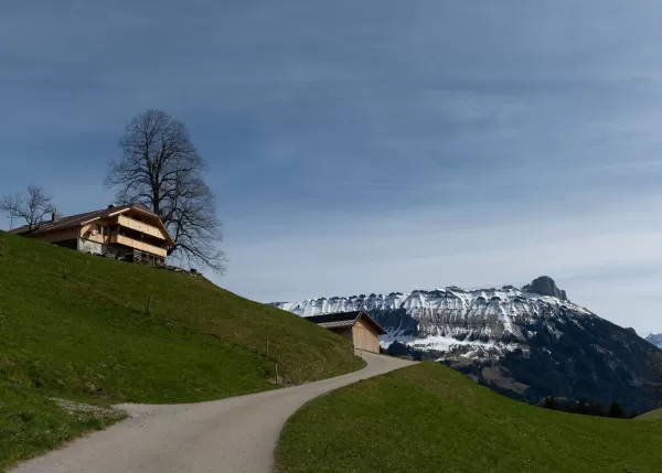 🔨🏡 Sanierung mit Liebe zum Detail – Ein neues Zuhause entsteht!  Ein altes Haus in neuem Glanz – genau das durften wir gemeinsam mit @Zimmerei Hirschi realisieren. ✨ Mit hochwertigem Handwerk, durchdachten Lösungen und viel Herzblut haben wir aus einem in die Jahre gekommenen Gebäude ein modernes, gemütliches Zuhause geschaffen.  💡 Unsere Schwerpunkte bei diesem Projekt: ✅ Nachhaltige Sanierung mit Holzbau ✅ Effiziente Raumgestaltung & natürliche Materialien ✅ Hochwertige Handwerkskunst bis ins kleinste 