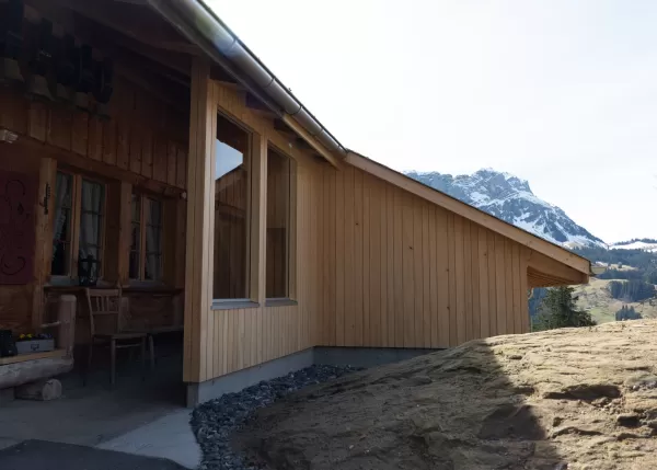 🔨🏡 Sanierung mit Liebe zum Detail – Ein neues Zuhause entsteht!  Ein altes Haus in neuem Glanz – genau das durften wir gemeinsam mit @Zimmerei Hirschi realisieren. ✨ Mit hochwertigem Handwerk, durchdachten Lösungen und viel Herzblut haben wir aus einem in die Jahre gekommenen Gebäude ein modernes, gemütliches Zuhause geschaffen.  💡 Unsere Schwerpunkte bei diesem Projekt: ✅ Nachhaltige Sanierung mit Holzbau ✅ Effiziente Raumgestaltung & natürliche Materialien ✅ Hochwertige Handwerkskunst bis ins kleinste 