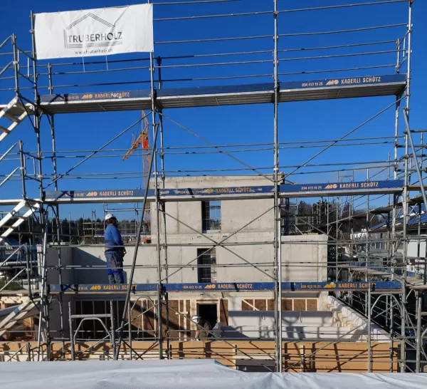 Aufrichten Mehrfamilienhaus in Recherswil, Truberholzhaus,   "Alles aus einer Hand - von der Beratung bis hin zur Ausführung"  Sagen Sie uns was Sie vorstellen und wir entwickeln gemeinsam mit Ihnen Ihr Zuhause.