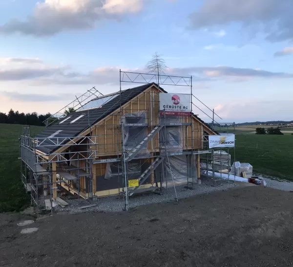Die Planung für das Wohnhaus wurde von der Truberholz AG durchgeführt, inkl. Hangar und Umgebung.