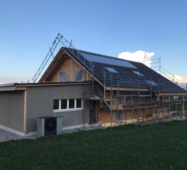 Die Planung für das Wohnhaus wurde von der Truberholz AG durchgeführt, inkl. Hangar und Umgebung.