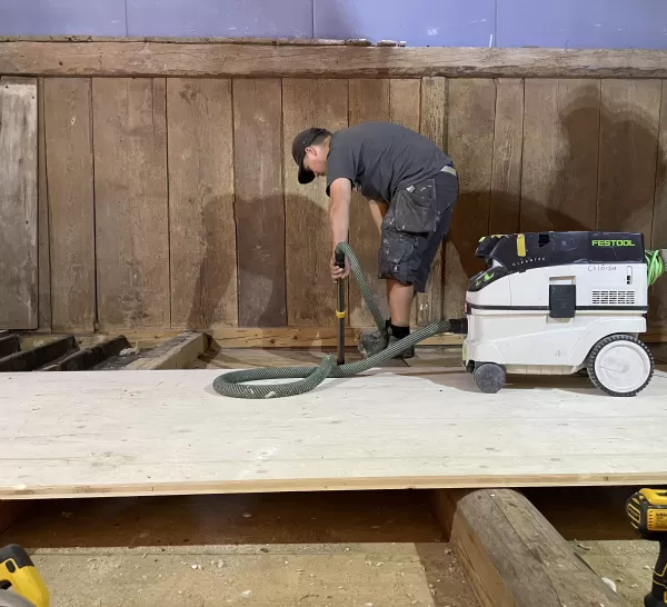  Das Centre Albert Anker schafft einen würdigen Rahmen für das bedeutende Erbe des in der Schweiz wohl bekanntesten Kunstmalers des 19. Jahrhundert.   In enger Zusammenarbeit mit der Stiftung ist über die letzten Jahre die Vision gewachsen und gereift. Daraus sind mehrere Projektteile entstanden:  Für die sichere Aufbewahrung und adäquate Präsentation der Kunst- und Kulturgüter entsteht im Nordostteil des Gartens der Kunstpavillon.